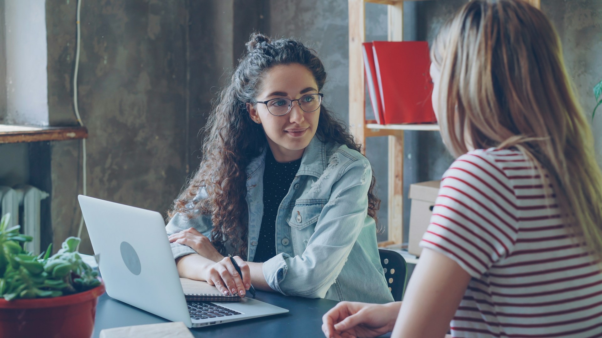 professional organizer ascolta cliente durante sessione di lavoro