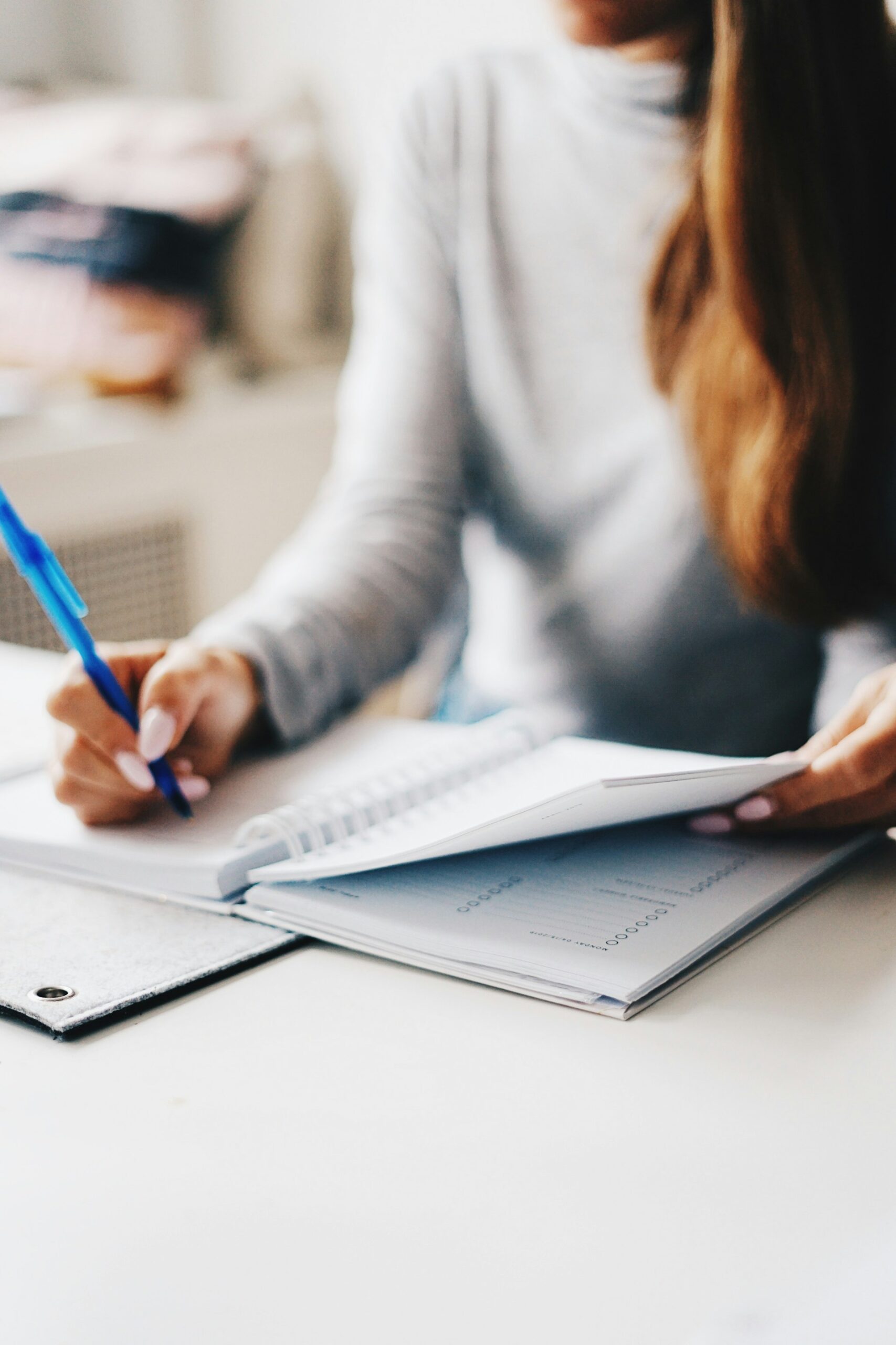 professional organizer che organizza la sua giornata di lavoro autonomo
