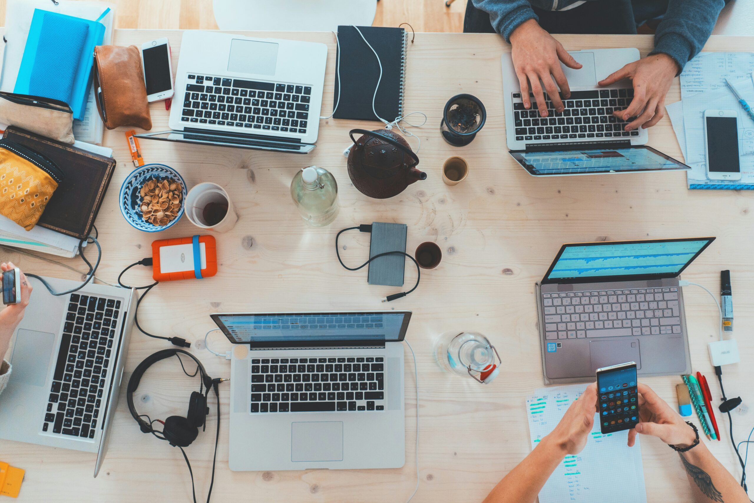 professional organizer che lavora con un team aziendale in ufficio