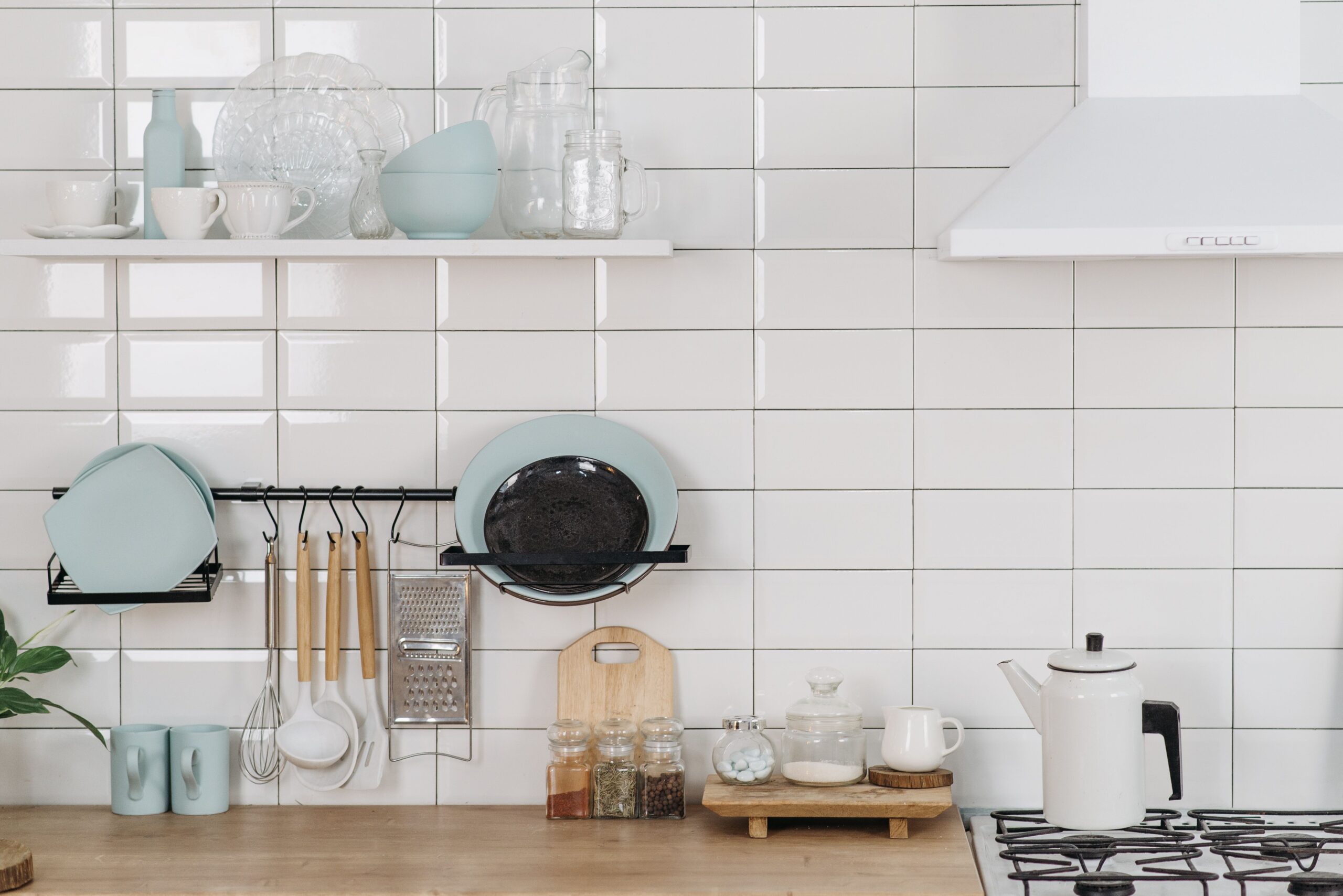 Cucina domestica organizzata con ripiani ordinati e contenitori chiari, esempio concreto del lavoro di un Professional Organizer specializzato negli spazi casa